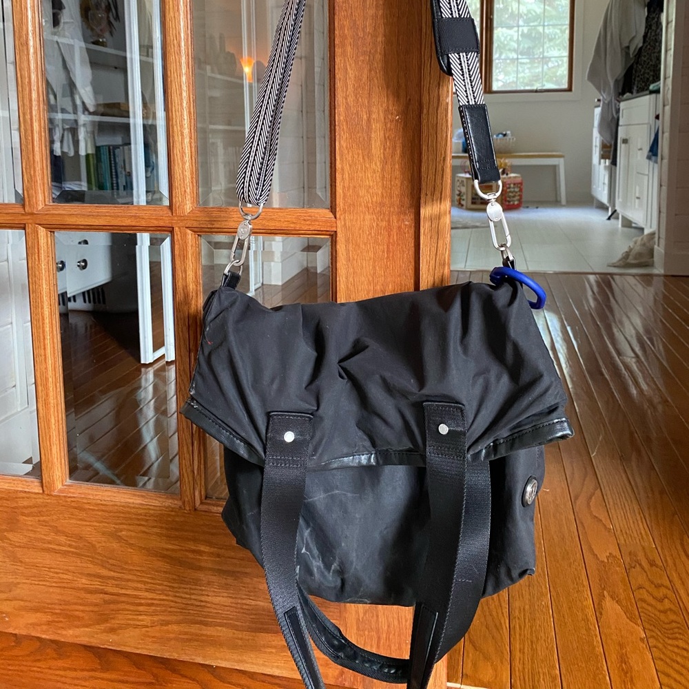 Lululemon purse in black